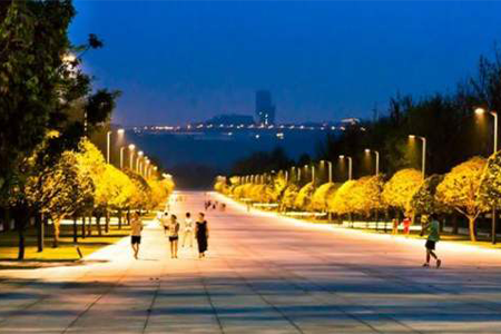 基于边缘计算网关4G/5G传输技术的公园智慧路灯可实现对路灯的远程智能管理，还可承载各种功能：智慧照明、环境监测、视频监控、公众广播、LED信息发布等