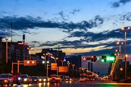 交通信号灯是城市道路的秩序维持者，它起着疏导交通、流量控制、人车协同等重要作用，在紧急时刻也能够为生命开启一条畅通的道路。现在，利用无线通信技术解决交通信号灯的数据交互已经成为新时代的主流方法，随着智慧灯杆的热潮涌来，交通信号灯杆也可以结合智慧灯杆成为新一代多功能杆。