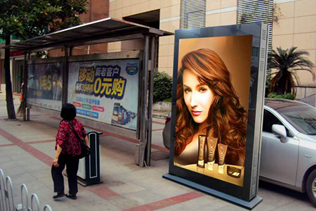 Ebpay千兆网关BMG700，支持5G/4G/3G网络，广接入、强运算、低时延，应用于各类数据采集、远程管控、数据分析等场景，在5G通信网络的加持下，实时传输大体积数据，如3D炫酷视频、高质量音乐等，契合户外广告机各个场景联网需求，利用5G/4G网关可以根据场景人群精准的投放广告。