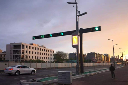 国家加快部署5G建设，“多杆合一”与通信技术、物联网技术相结合，正是智慧灯杆千载难逢的开展机遇，即达到最初的目的，也为智慧城市建设开启了新的方向。